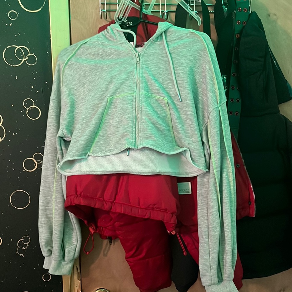 Madrag Cropped Grey and Green Sweater
